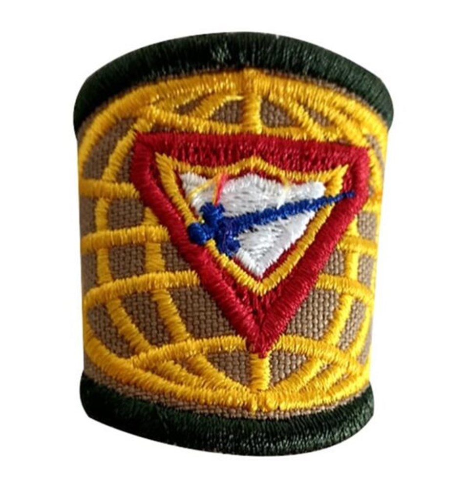 Prendedor Bordado DBV - Fundo Caqui